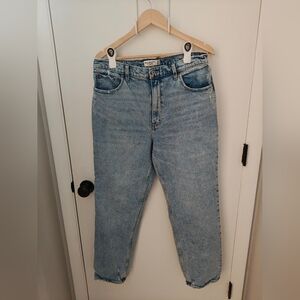 A&F The 90s Straight Ultra High Rise